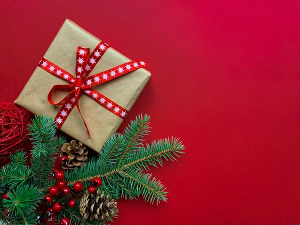 Kerstcompositie Kerstcadeautjes Met Rode Strikken Dennentakken Rode Achtergrond Vlakke Lay — Stockfoto