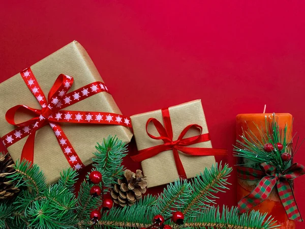 Kerstversiering Lay Out Met Geschenken Verpakt Ambachtelijk Papier Met Rode — Stockfoto