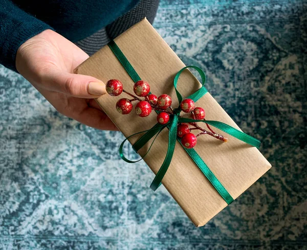 Close Hand Giving Elegant Wrapped Gift Box — Stock fotografie