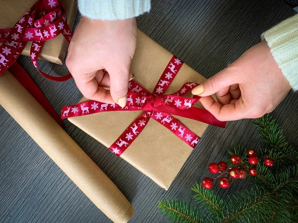 Yapımı Yapımı Noel Hediyesini Kırmızı Kurdeleyle Saran Kız Elleri — Stok fotoğraf