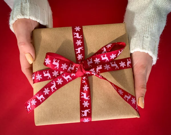 Manos Femeninas Con Regalo Navidad Con Cinta Roja Vista Superior —  Fotos de Stock