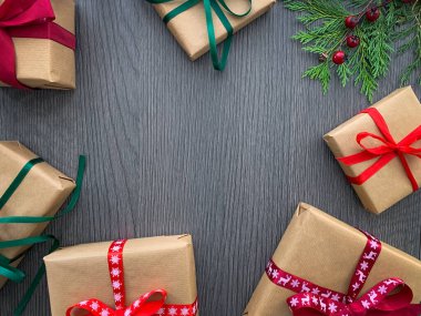 Daire, sunum geçmişi sunar. Fotokopi alanı olan hediye kutularıyla çerçevelenmiş.