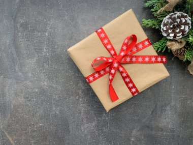 Şimdiki ve kış ağacı süslemeleri ile en az Noel arkaplanı konsepti. Kopyalama alanı olan düz.