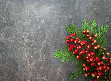 Köknar dalları ve koyu ormanlık arka planda süslemeleri olan çerçeve. Üst Manzara. Boşluğu kopyala.