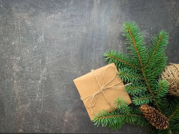 Kerst Frame Van Sparren Dennenappel Touw Aanwezig Houten Ondergrond Begrepen — Stockfoto