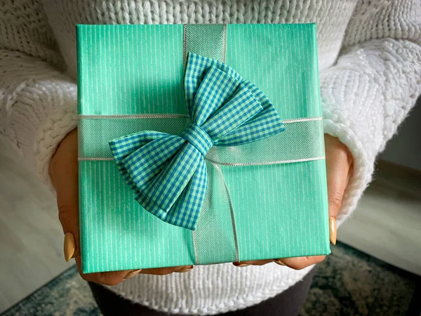 Caja Regalo Navideña Envuelta Papel Azul Con Cinta Grande Manos —  Fotos de Stock