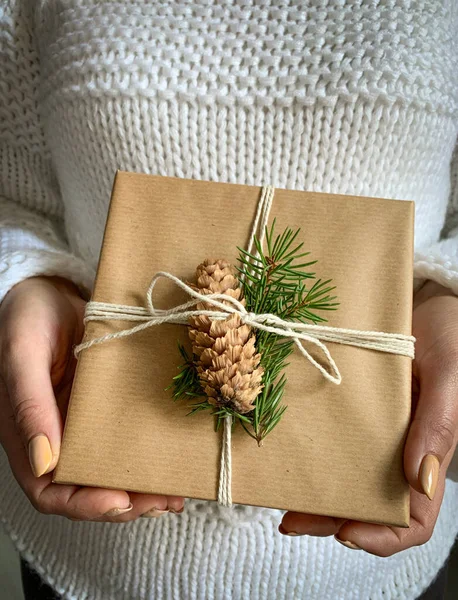 Sarışın Beyaz Kazaklı Bir Kadın Güzel Bir Noel Hediyesi Tutuyor — Stok fotoğraf