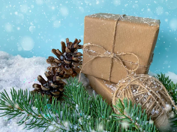 雪の降るクリスマスの装飾 自然の素材に包まれた贈り物と休日の背景 — ストック写真