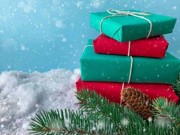 Різдвяні Подарунки Синьому Фоні Концепція Свята Снігом — стокове фото