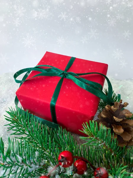 Vánoční Přání Červená Dárková Krabice Vánoční Strom Větev Bílém Sněhu — Stock fotografie
