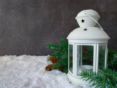 Beyaz fener ve köknar ile dekore edilmiş güzel bir tatil. Noel tatili kavramı.