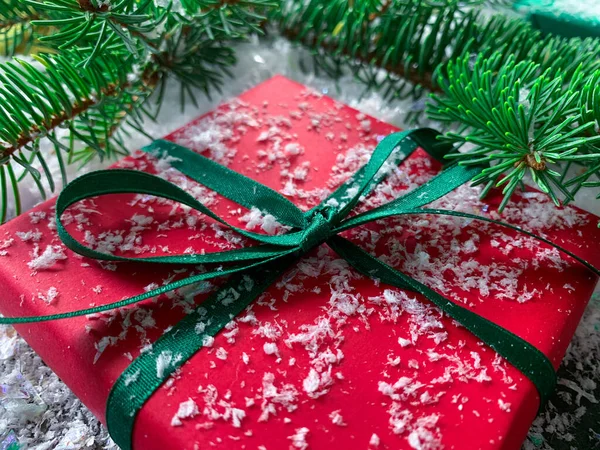 Cercano Regalo Rojo Con Cinta Verde Cubierta Nieve — Foto de Stock