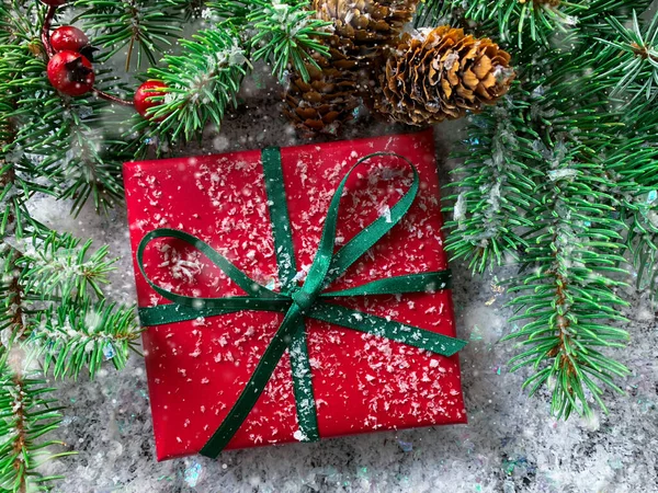 Kerst Rode Geschenken Decoratieve Groene Lint Besneeuwde Ondergrond Bovenaanzicht Xmas — Stockfoto