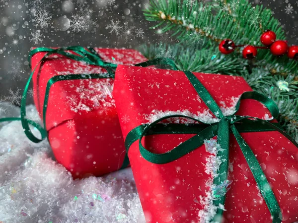 Close Kerstcadeau Verpakt Rood Papier Met Groen Lint Sneeuw — Stockfoto