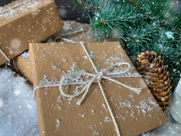 クラフト紙とツインで飾られたクリスマス手作りのギフトボックス メリークリスマスのグリーティングカード 冬休みのテーマ 明けましておめでとうございます — ストック写真