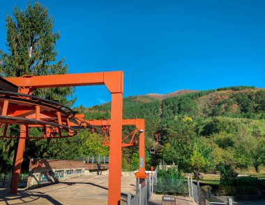 Bulgaristan 'ın Sopot kentindeki Balkan Dağları' nın tepesine açık teleferik. Sonbaharın erken saatlerinde havalanır..