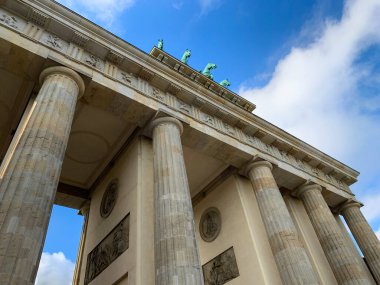 Brandenburg Kapısı 'nın alçak açılı görüntüsü Berlin, Almanya' da mavi gökyüzüne karşı. Brandenburger Tor. Ayrıştırıcı Platz.