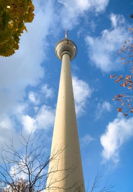 Berlin, Almanya 'da sonbahar aylarında Alexanderplatz' daki Berlin kulesinin dramatik alçak açılı görüntüsü.