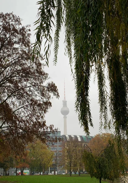 德国柏林秋季多雾天气下的柏林电视塔远景规划 — 图库照片