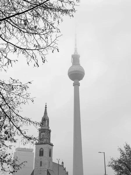黑白照片 德国柏林阴天著名的柏林电视塔和圣玛丽教堂 Marienkirche 的戏剧性景观 — 图库照片