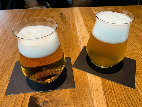 Dois Copos Cerveja Alemã Canecas Com Cerveja Artesanal Mesa Madeira — Fotografia de Stock