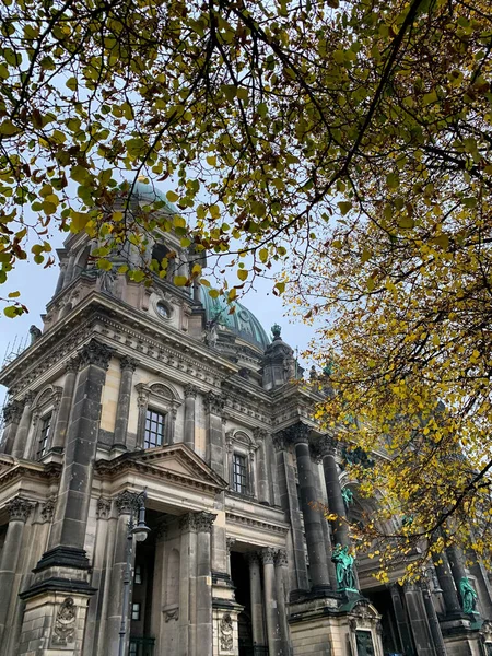 秋天柏林大教堂的低角度侧视图 柏林多姆 德国柏林博物馆岛著名的教堂和王朝墓葬 — 图库照片