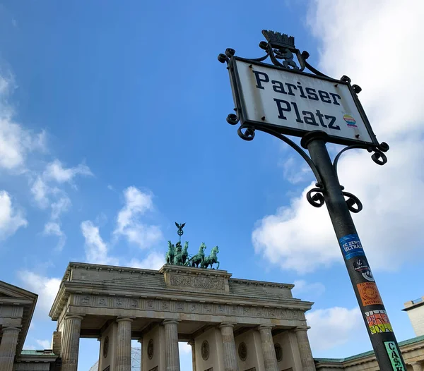 德国柏林Parizer Platz标志的近景 背景为Brandenburger Tor — 图库照片