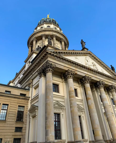 德国柏林弗里德里希施塔特法国教堂的低视角 — 图库照片
