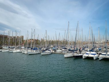 Port Vell, Barcelona, İspanya 'da yatlar. Rambla De Mar rıhtımından görüntü.