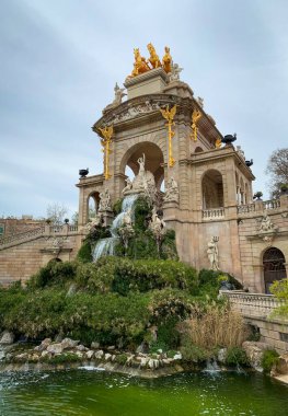 Cascada del Parc de la Ciutadella - bir kemerli çeşme ve anıt. Ciutadella Parkı, Barselona, İspanya