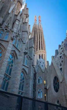 Gaudi 'nin Sagrada Familia' sının Tutku Cephesi 'nin kulelerine alçak açılı bakış açısı.