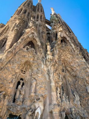 Sagrada Ailesi 'nin İsa' nın Doğuş Cephesi 'nin düşük açılı görüntüsü. Mimar Antoni Gaudi.