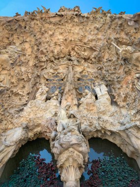 Sagrada Ailesi 'nin İsa' nın Doğuş Cephesi heykellerine yakından bakın. Mimar Antoni Gaudi.
