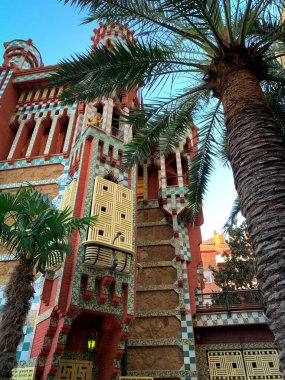 Casa Vicens 'in dışı. Bahçeden görünüyor. Antoni Gaudi tarafından tasarlandı. Barselona, Katalonya, İspanya.