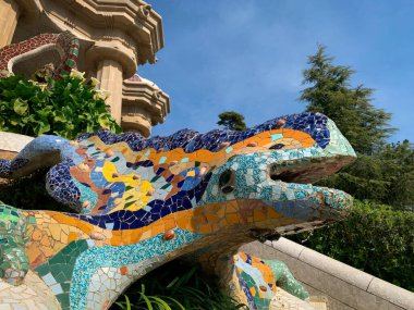 Antoni Gaud tarafından tasarlanan Park Guell 'deki ünlü mozaik kertenkele heykeli. Barselona, İspanya