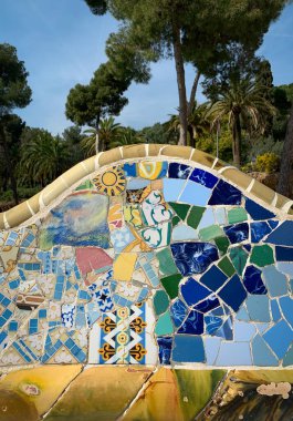 İspanya 'nın Barselona, Park Guell kentindeki Gaudi' nin renkli mozaik tezgahına yakından bakın.. 