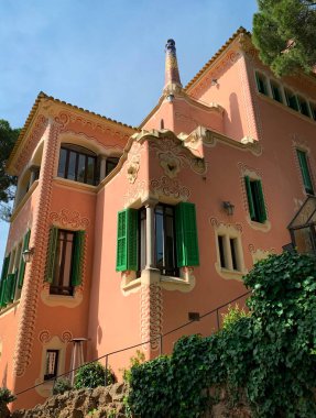 Park Guell 'deki Gaudi Müzesi' nin yan görüntüsü. Casa Museu Gaud, Barselona, İspanya.
