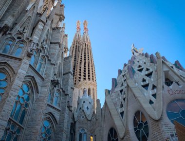 Barselona, İspanya, 11 Mart 2020 - Sagrada Ailesi 'nin düşük açılı kenar manzarası. 