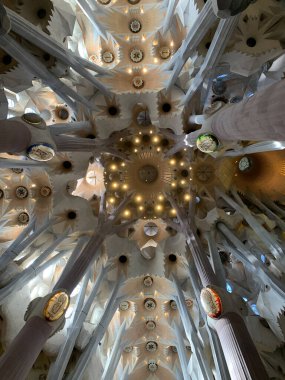 Barselona, İspanya, 11 Mart 2020 - Sagrada Familia 'nın Sagrada Familia' daki dört ana merkez kolunun ve tavanının görüntüsü, Gaudi tarafından tasarlandı.