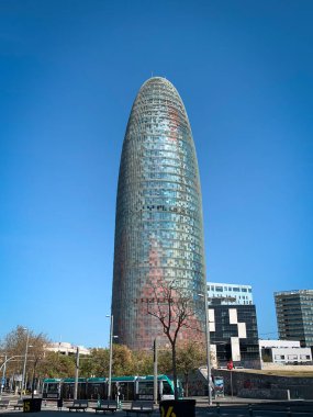 Barselona, İspanya, 11 Mart 2020 - Kule gökdeleni Torre Agbar. Görüntü El Parc i la Llacuna del Poblenou.