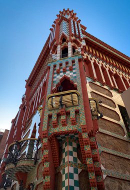 Barselona, İspanya, 11 Mart 2020 - Gaud 'un Barcelona' daki ilk evinin ön cephesinin alçak açılı görüntüsü - Casa Vicens