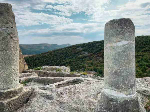 Bulgaristan 'da yer alan antik Trakya kenti Perperikon' un kalıntılarındaki antik taş sütunlar