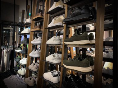 Modern moda mağazalarının raflarında spor ayakkabıları.