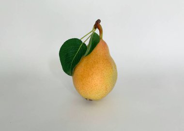 Beyaz zemin üzerinde kırmızı sarı armut meyvesi