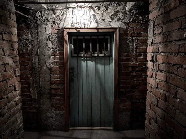 Тусклый Свет Светится Над Деревянной Ржавой Дверью Подземелья — стоковое фото