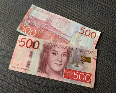 500 İsveç kronu banknotunun iki yüzü koyu arka planda izole edilmiş. İsveç para birimi. 