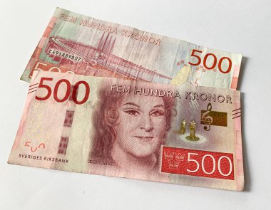 Beyaz arka planda izole edilmiş 500 İsveç kronu banknotunun iki yüzü. İsveç para birimi. 