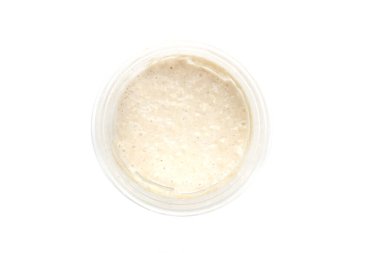 Ekşi hamur başlatıcısının üst görünümü beyaz arkaplanda izole edildi.