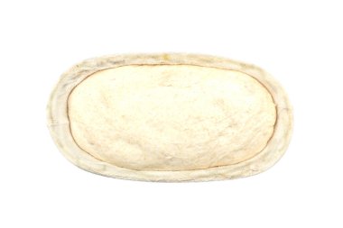 Beyaz arka planda izole edilmiş düzeltme sepetindeki ekmek hamuru.