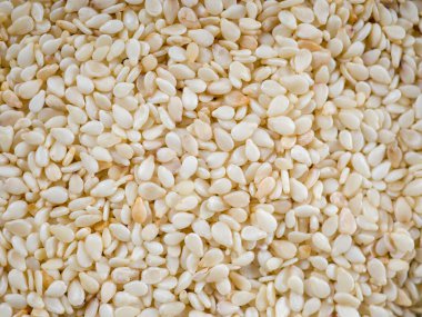 Çiğ beyaz susam tohumlarının makro çekimi. Susam İndeksi.